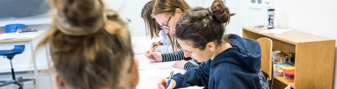 Im Anschluss an die 3. Sekundarklasse bietet sich die dreijährige Ausbildung an der Fachmittelschule an.